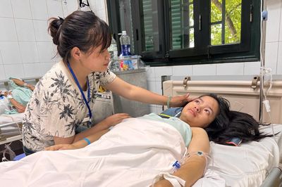 Bố mất, mẹ bỏ đi, bé gái Nùng 15 tuổi gặp nạn, người cô vay 80 triệu cứu cháu