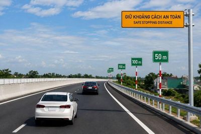 Tài xế băn khoăn cách giữ khoảng cách trên cao tốc khi xe khác bất ngờ chèn vào
