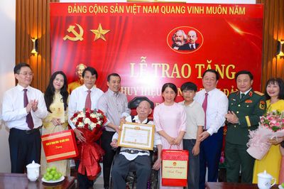Đại tướng Nguyễn Trọng Nghĩa trao Huy hiệu 80 năm tuổi Đảng tại Huế