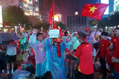 Người dân TP.HCM 'đội mưa' cổ vũ tuyển Việt Nam