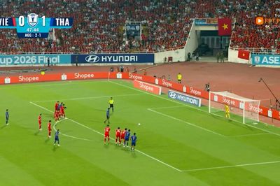 Kakana sút hỏng phạt đền, tuyển Việt Nam thoát bàn thua thứ hai