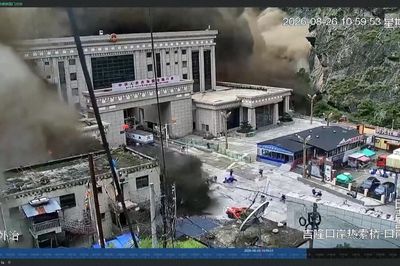 Video khoảnh khắc dòng lũ kinh hoàng ở biên giới Trung Quốc, cuốn hơn 300 người