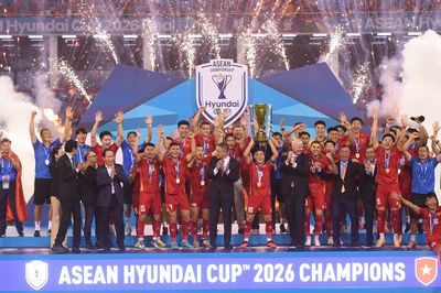 Chủ tịch FIFA trao cúp cho Quang Hải, tuyển Việt Nam tung hô HLV Kim Sang-sik