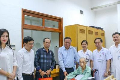 Phó Bí thư Thành ủy Nguyễn Văn Phong thăm, tặng quà đồng chí Lê Đức Vân