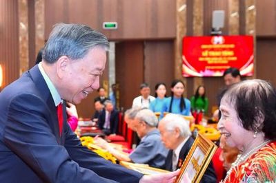 Các đồng chí lãnh đạo Đảng, Nhà nước trao Huy hiệu đảng tặng đảng viên lão thành đợt 2-9