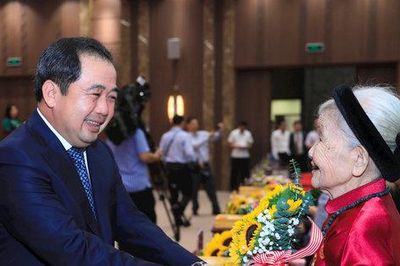 Lãnh đạo thành phố Hà Nội chúc mừng đảng viên lão thành nhận Huy hiệu Đảng đợt 2-9