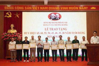 Xã Chương Dương trao Huy hiệu Đảng đợt 2-9