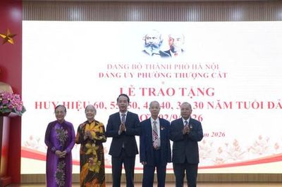 Đảng bộ phường Thượng Cát trao Huy hiệu Đảng đợt 2-9-2026