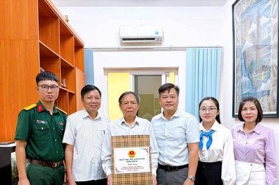 Phường Thanh Liệt thăm, tặng quà người có công tiêu biểu