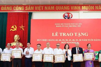 87 đảng viên Đảng bộ xã Thường Tín nhận Huy hiệu Đảng đợt 2-9