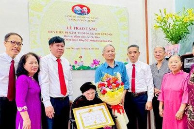Ấm áp lễ trao Huy hiệu 80 năm tuổi Đảng tại xã Nam Phù