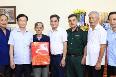 Phường Tây Hồ thăm, tặng quà người có công dịp Quốc khánh 2-9