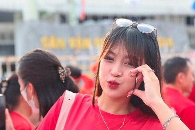 Cổ động viên nhuộm đỏ Mỹ Đình trước trận chung kết tuyển Việt Nam gặp Thái Lan