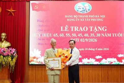 Xã Tây Phương trao Huy hiệu Đảng cho 106 đảng viên đợt 2-9