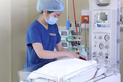 Bé sinh non 30 tuần suy hô hấp nặng, hồi phục sau 'giờ vàng' cấp cứu
