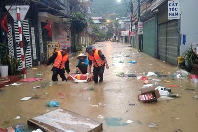 5 người thương vong, gần 4000 ngôi nhà vẫn ngập do mưa lũ những ngày qua