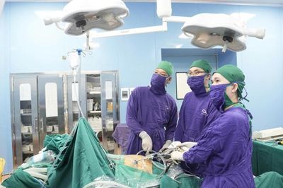 Phẫu thuật nội soi cắt khối u gan lớn cho bệnh nhân 44 tuổi