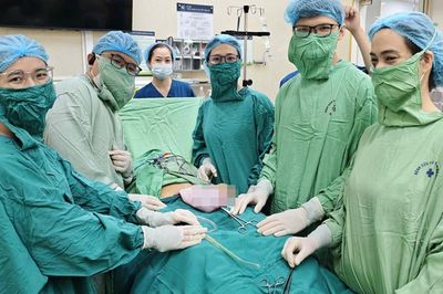 Tưởng bụng to do tăng cân, bé gái 15 tuổi mang khối u gần 30cm