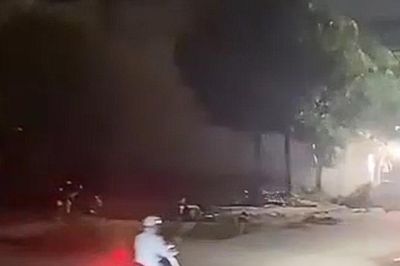 Thót tim cảnh nhà cao tầng đổ sập, suýt đè trúng người đi đường