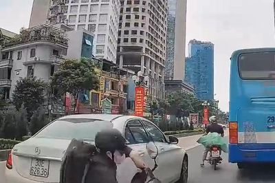 Va chạm với Mercedes, xe máy lập tức tăng ga rời hiện trường