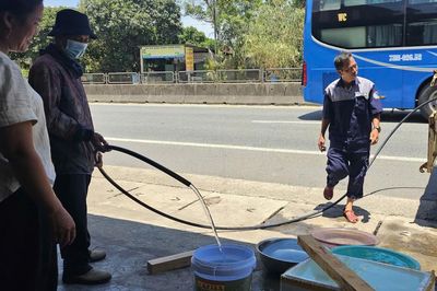 Thiếu nước sạch, người dân ở Huế mang xô chờ 'tiếp tế' giữa trưa nắng