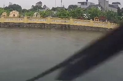 Một giây mất tập trung, tài xế suýt lao ô tô xuống ao