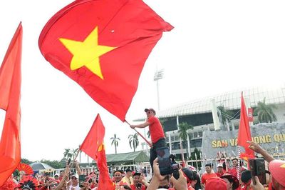 Cờ đỏ sao vàng rực rỡ trước giờ chung kết lượt về ASEAN Cup 2026