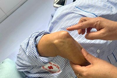 Đau buốt khuỷu tay 2 tuần, xét nghiệm hé lộ nguyên nhân ít ngờ tới