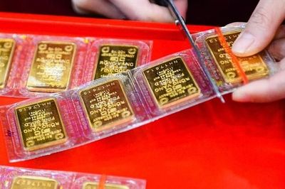 Chốt giá vàng hôm nay ngày 26/8 đồng loạt giảm mạnh