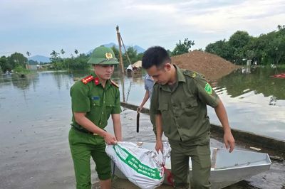 Công an cơ sở bám địa bàn, hỗ trợ nhân dân khắc phục hậu quả ngập úng