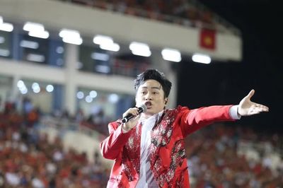 Tùng Dương gây 'sốt' với màn 'múa lân phong thủy' bên cúp vàng