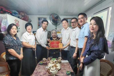 Phó Chủ tịch Cao Xuân Thạo trao quà tri ân Mẹ Việt Nam Anh hùng Nguyễn Thị Kim Loan
