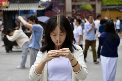 Thấy gì khi người trẻ Trung Quốc đi chùa cầu việc làm?