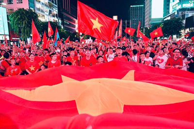 Khoảnh khắc CĐV TP.HCM vỡ òa trong đêm Việt Nam làm nên lịch sử
