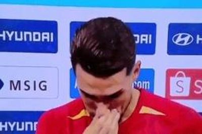 Hoàng Hên khóc