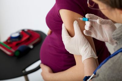 3 loại vaccine thai phụ nhất định phải biết để chở che con yêu