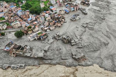 Lũ quét cuồn cuộn nhấn chìm làng mạc Nepal - Trung Quốc