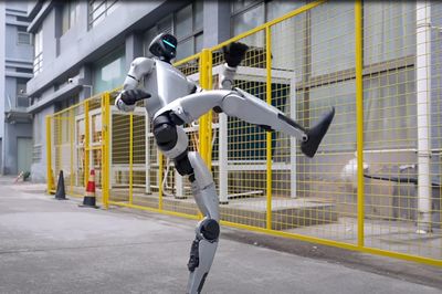 Robot Trung Quốc làm gãy răng bé gái 5 tuổi