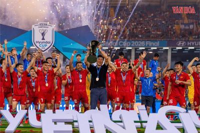 Khoảnh khắc nâng cúp vô địch ASEAN Cup 2026 của tuyển Việt Nam