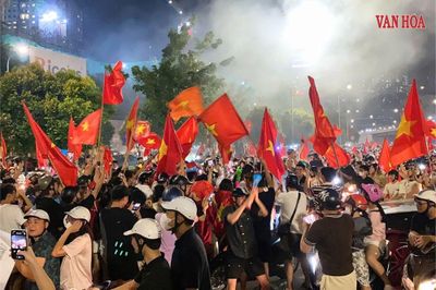 Biển người nhuộm đỏ đường phố mừng Việt Nam vô địch