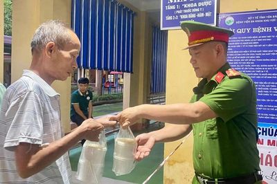 Công an xã Văn Chấn lan tỏa yêu thương từ những suất cháo nghĩa tình