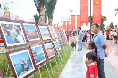 Trưng bày ảnh 'Hoàng Sa - Trường Sa trong lòng Quảng Ngãi'