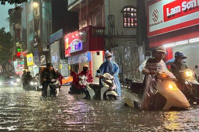 Hà Nội: Khuyến cáo người dân hạn chế đi vào khu vực ngập sâu