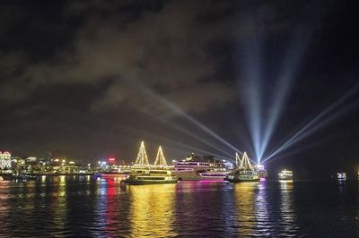 'Bữa tiệc ánh sáng' huyền ảo bên bờ vịnh di sản Hạ Long
