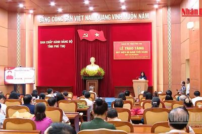 [Video] Trao tặng Huy hiệu 80 năm tuổi Đảng cho các đảng viên lão thành