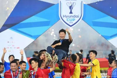 HLV Kim Sang Sik: 'Tôi rất vui vì được cùng bóng đá Việt Nam làm nên lịch sử'