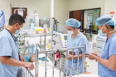 Cảnh báo nguy hiểm khi để trẻ đứng trên sàn xe máy điện