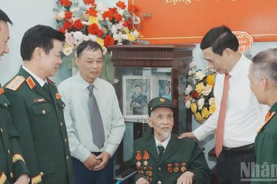Đại tướng Phan Văn Giang trao Huy hiệu 80 năm tuổi Đảng tại Lạng Sơn
