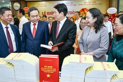 [Ảnh] Chủ tịch Quốc hội Trần Thanh Mẫn dự Lễ giới thiệu sách 'Sức mạnh của dân tộc Việt Nam trong sự nghiệp xây dựng và bảo vệ Tổ quốc'