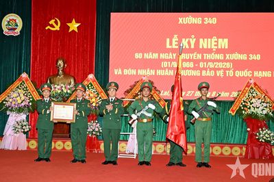Xưởng 340 (Bộ Tham mưu Quân khu 5) đón nhận Huân chương Bảo vệ Tổ quốc hạng Ba